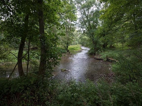 5th image of 226 Valley Dr