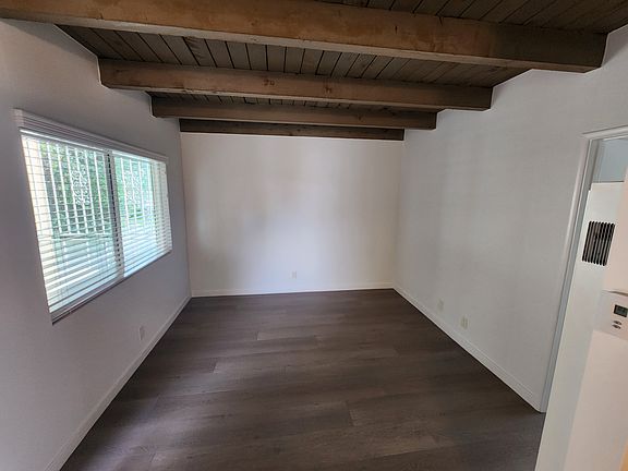 4th image of 15043 Victory Blvd #7