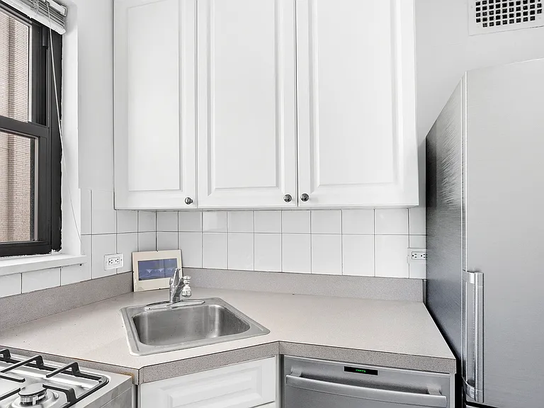110 E 36th St #8F — Photo 4