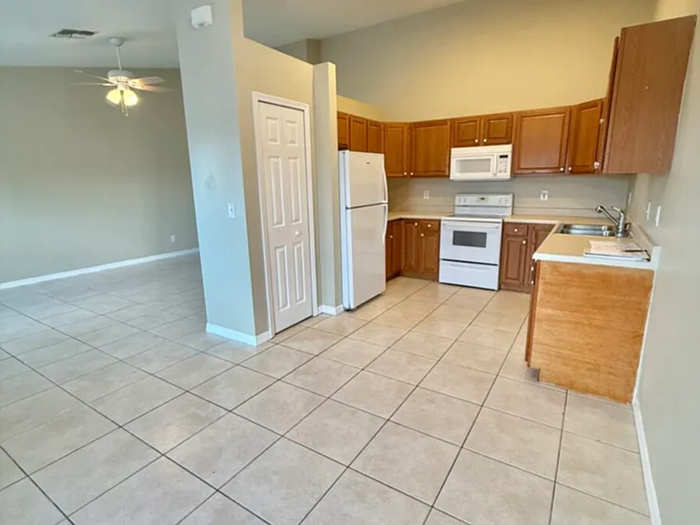 1242 SE 8th St #1 — Photo 8