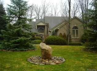 57586 Hidden Timbers Dr, South Lyon, MI 48178