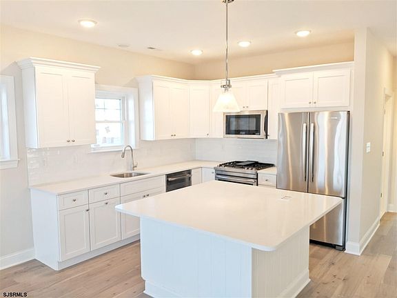 3rd image of 5728 West Ave