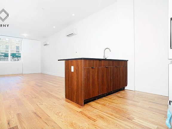 4th image of 1076 Rogers Ave #1A