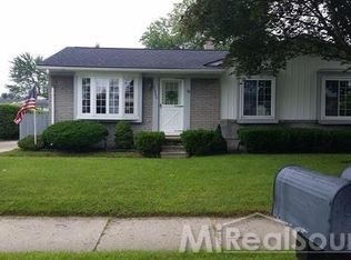 22243 Larch St, Woodhaven, MI 48183