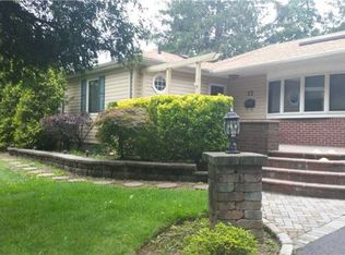 33 Melville Rd, Huntington Station, NY 11746