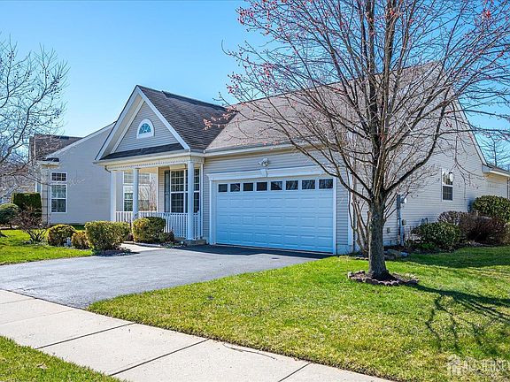 3rd image of 39 Stony Path Dr