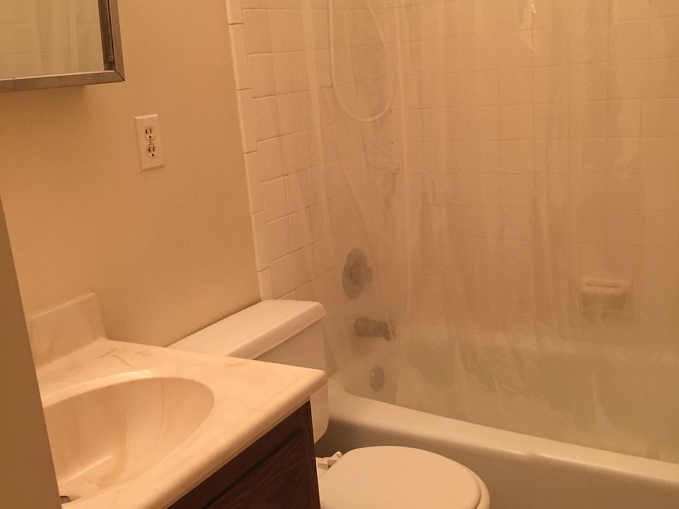 1st image of 422 Windsor Dr APT 1