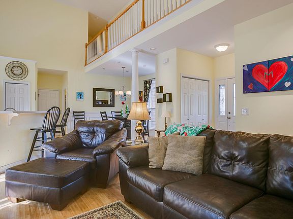 4th image of 220 Coventry Ct
