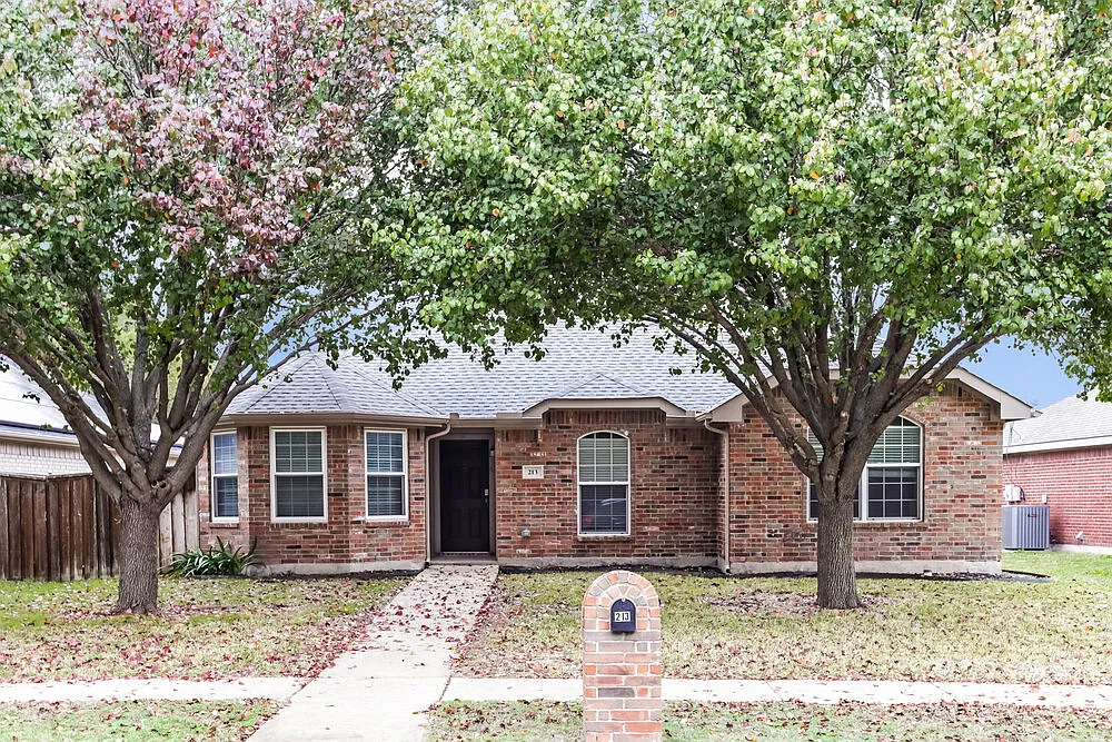 Photo 1 of 16 - 213 Garden Valley Ln - Red Oak, TX Primary Photo - 213 Garden Valley Ln