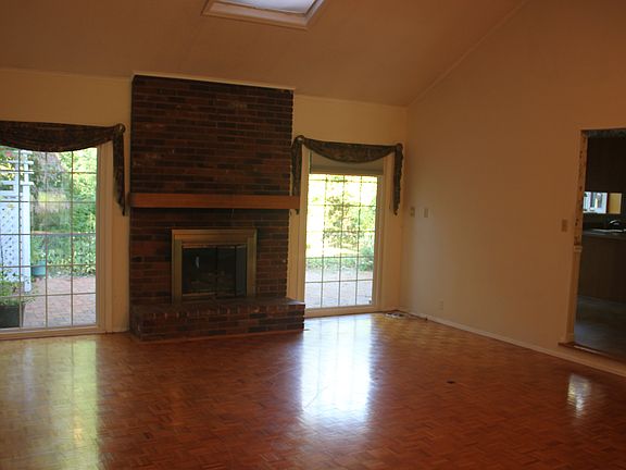 5th image of 382 Madewood Ln