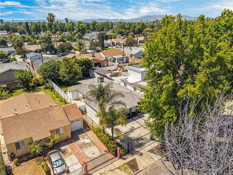 6823 Matilija Ave — Photo 35