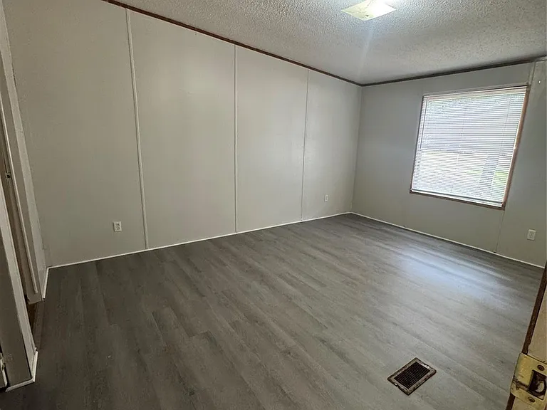 15240 Paradise Ct — Photo 13