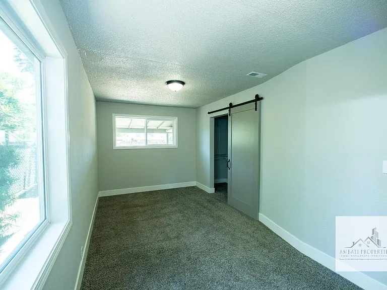 1136 E Griffith Way — Photo 24