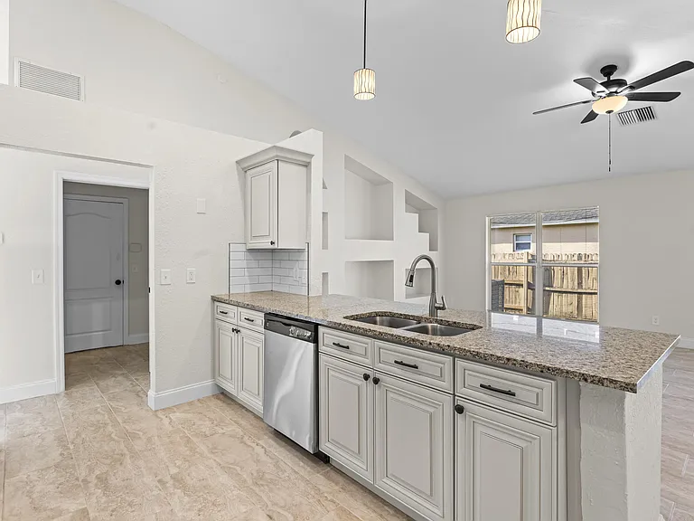 2141 SW Bayshore Blvd — Photo 13