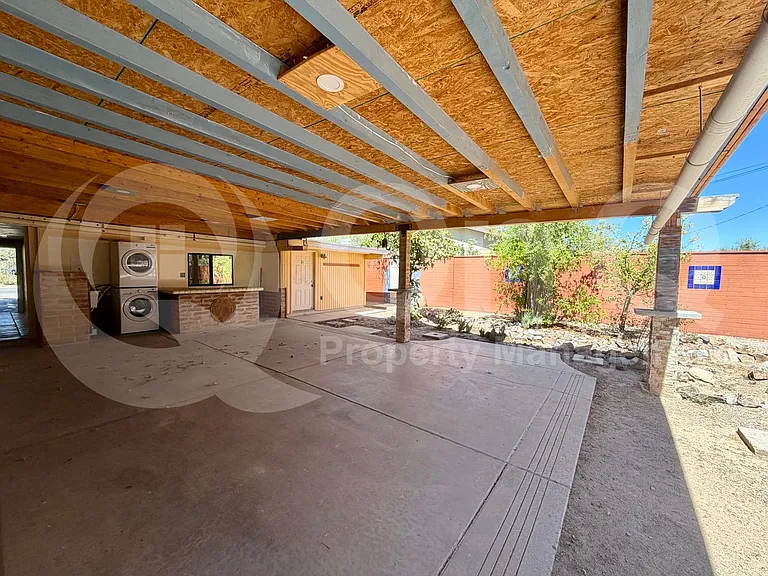 2526 E Allen Rd — Photo 20