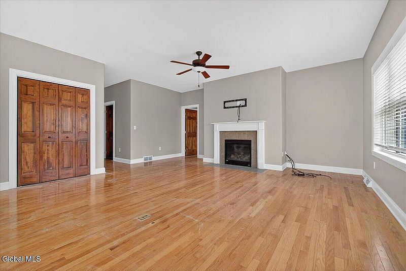 5th image of 18 Lakepointe Way