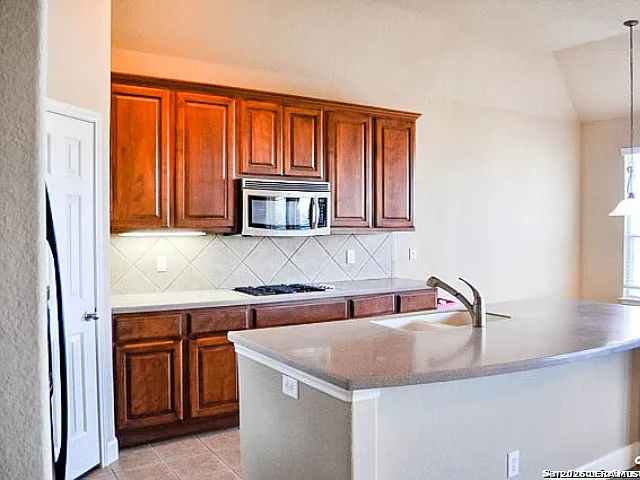 3 bed, 2.0 bath, 1902 sqft, $2,425 — Photo 4