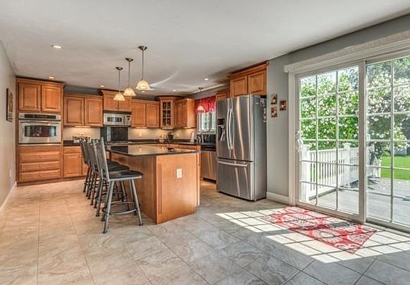 5th image of 146 Marshall St
