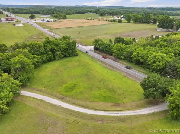 2 Holly Rd, Claremore, OK 74019