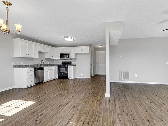 2nd image of 300 Cottonwood Dr