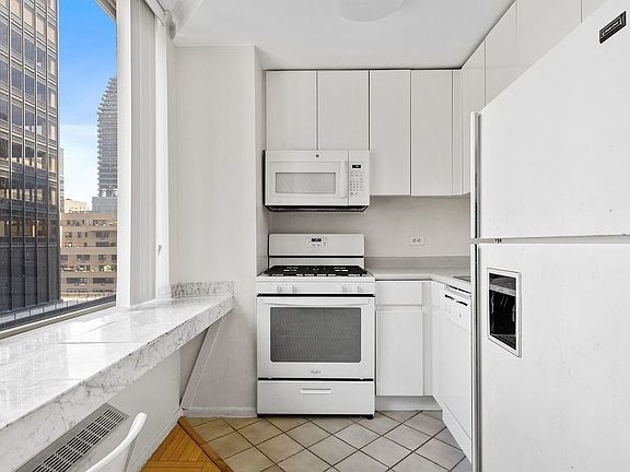 4th image of 236 E 47th St APT 17D