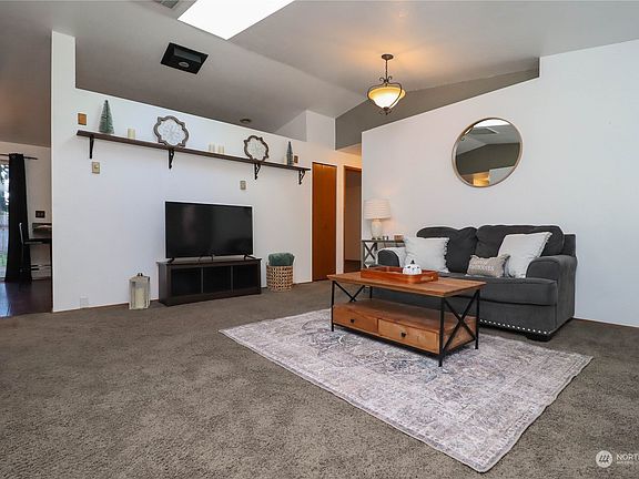 3rd image of 1241 California Avenue E