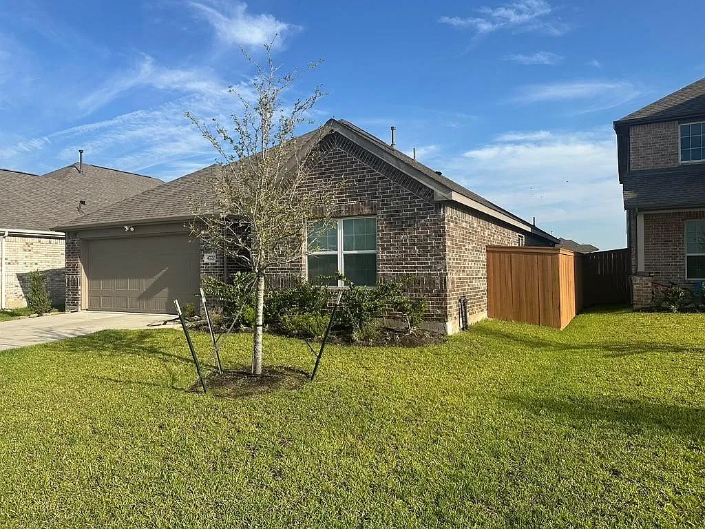 3 bed, 2.0 bath, 1665 sqft, $2,300 — Photo 2