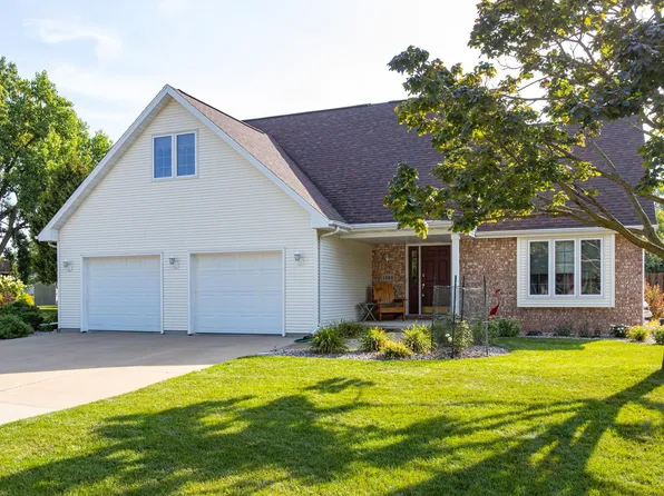 1504 Meadowbreeze Cir, Neenah, WI 54956