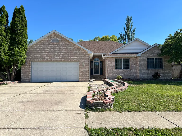 1004 Monarch Dr — Photo 1