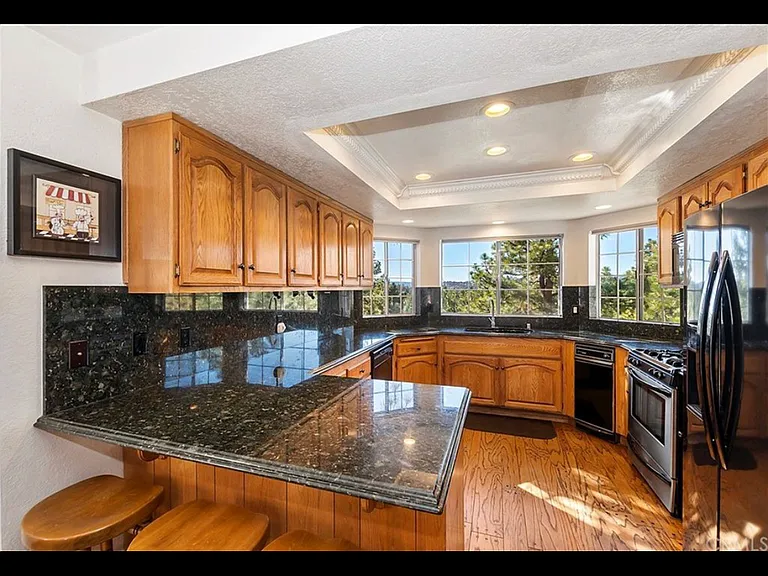 312 Lookout Dr — Photo 2