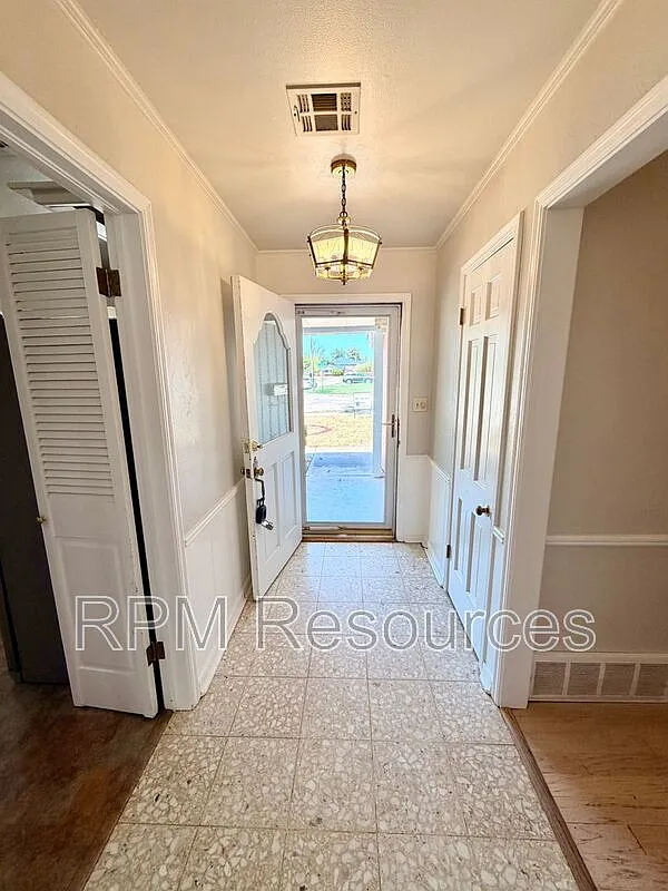 3 bed, 2.0 bath, 1619 sqft, $1,595 — Photo 3