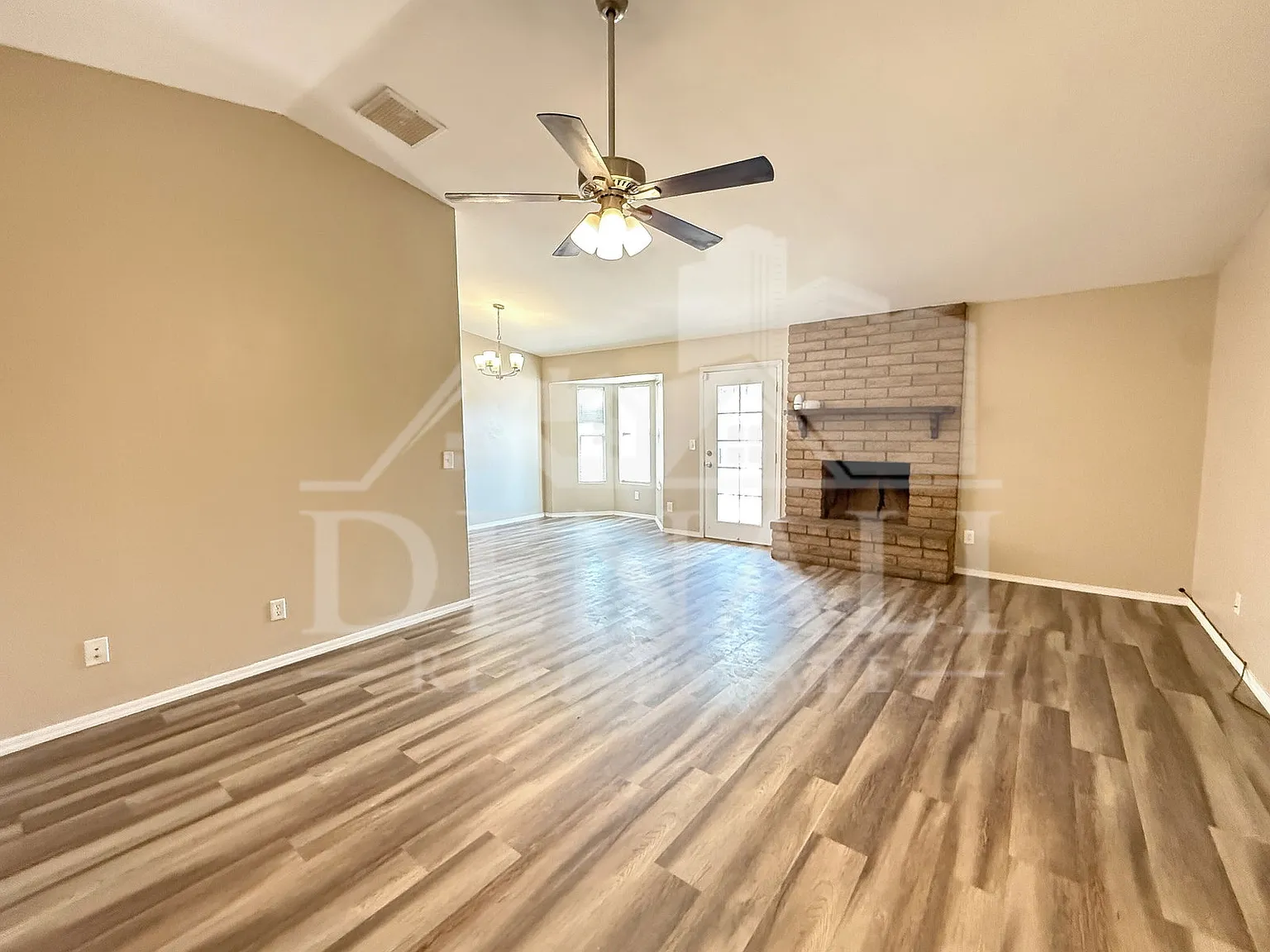 3 bed, 2.0 bath, 1382 sqft, $1,850 — Photo 3