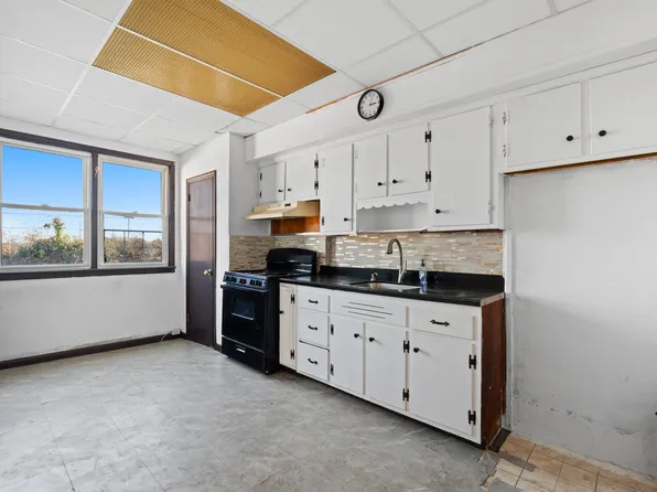 526 Avenue East image 7 of 18