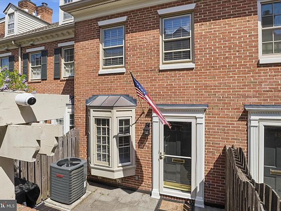 2nd image of 652 S Columbus St