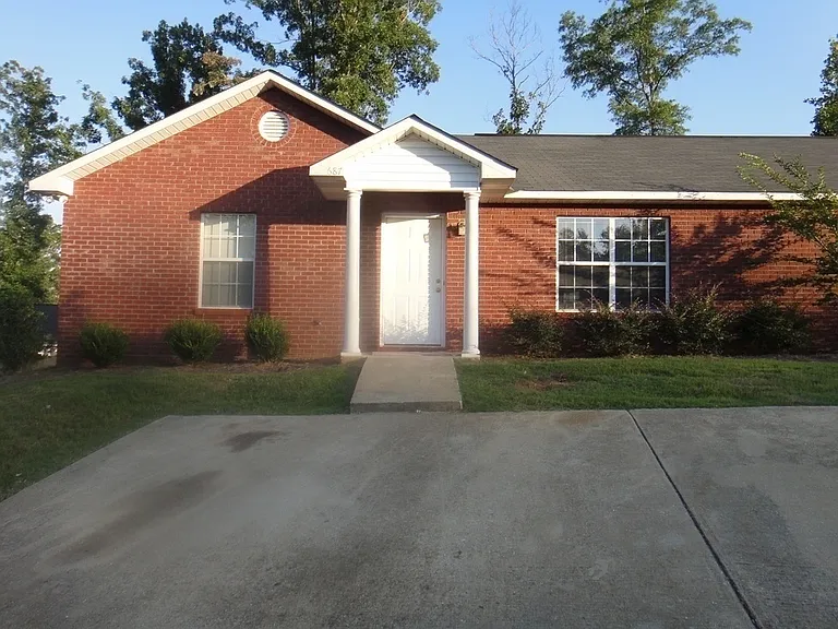 749 Yeager Ln — Photo 2