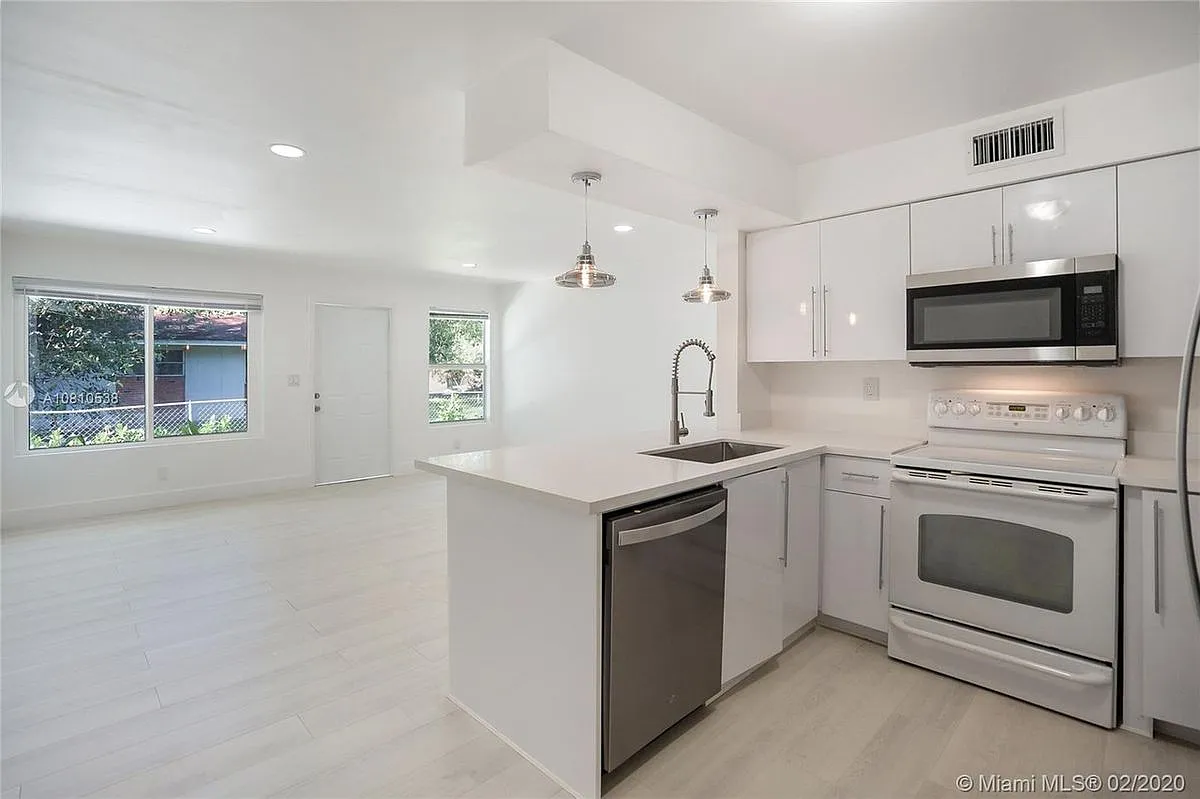 1301 NE 147th St — Photo 2