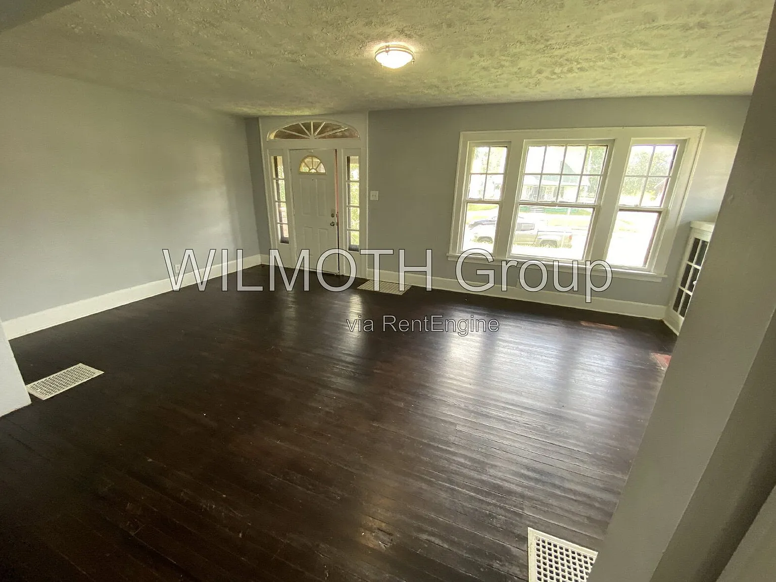 3 bed, 1.0 bath, 2225 sqft, $1,195 — Photo 3