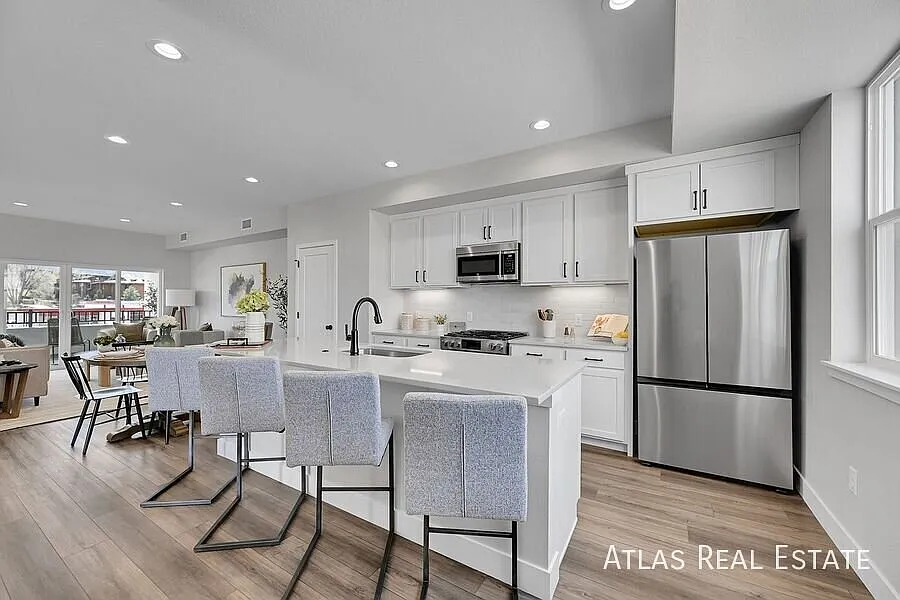 872 Thurston Hts
