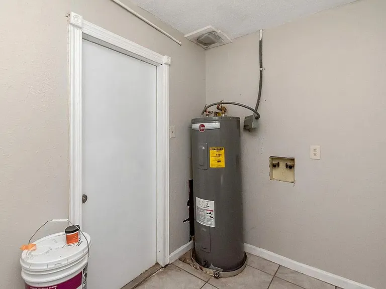 1517 Colgin St — Photo 3