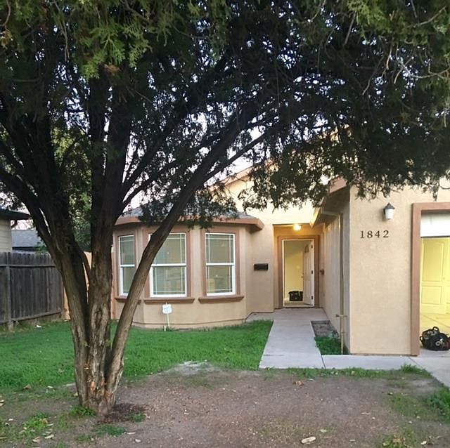 1st image of 601 E 6th St