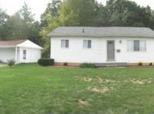 819 Oak Park Dr, Fenton, MI 48430