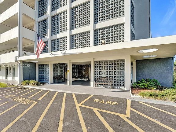 3rd image of 950 Hillcrest Dr APT 112
