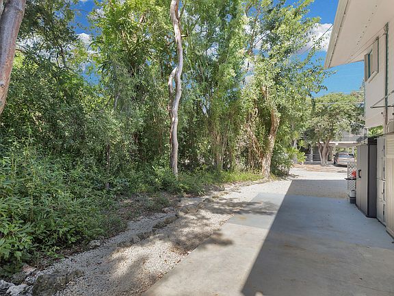 4th image of 323 Bayview Ave