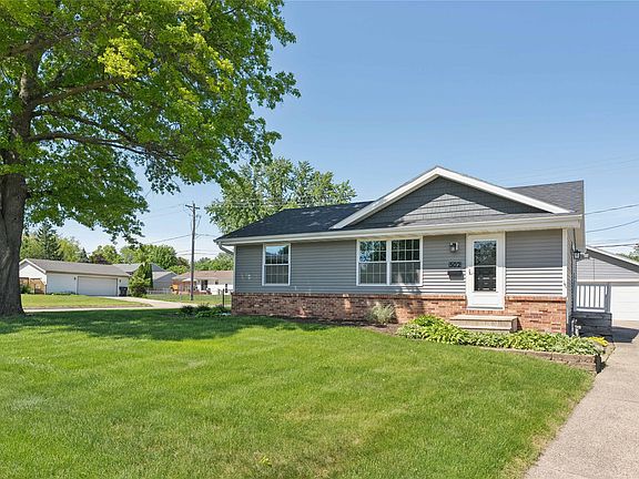 3rd image of 502 NE Trilein Dr