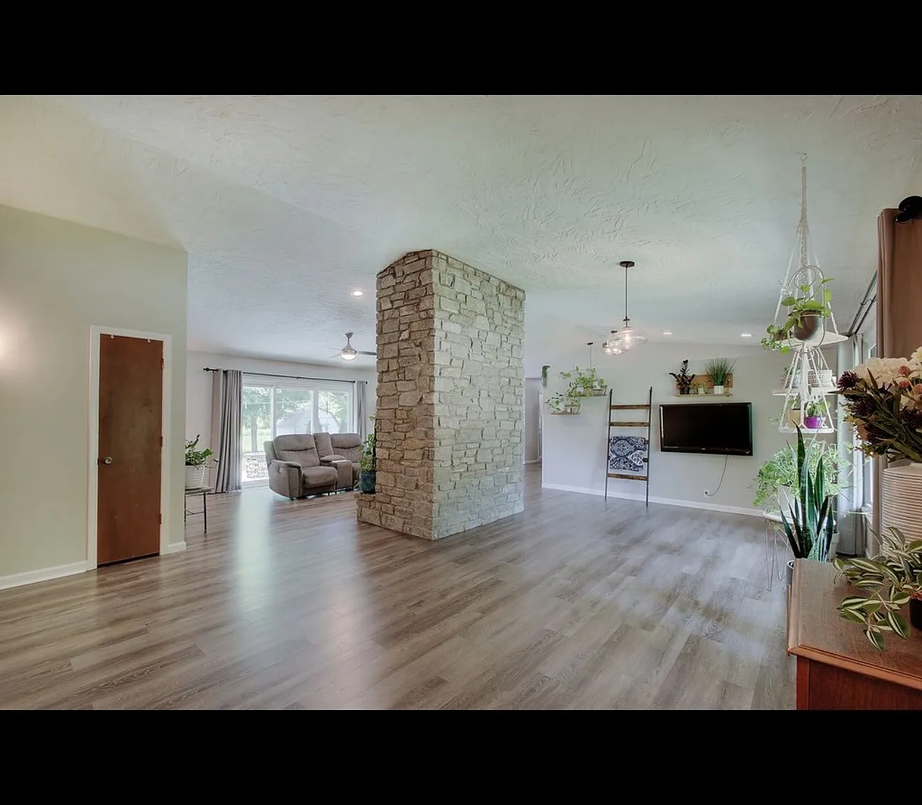 3 bed, 2.5 bath, 1903 sqft, $2,200 — Photo 3