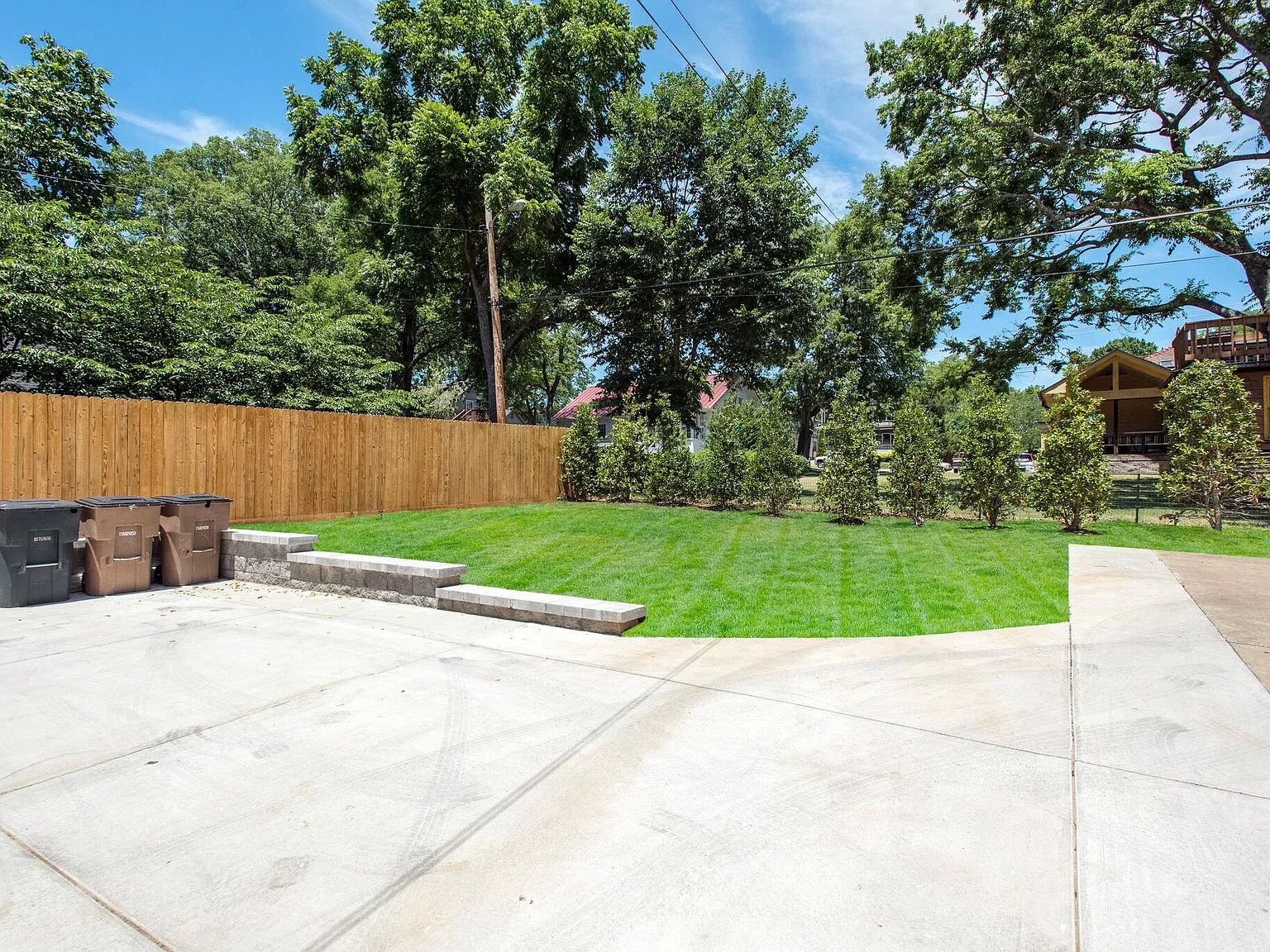 2526 Sunset Pl — Photo 2