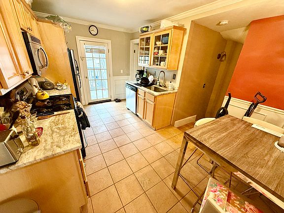 3rd image of 415 W 4th St #1
