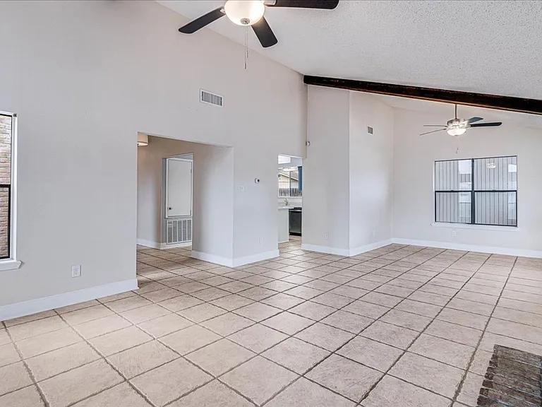 985 Crossbill St — Photo 5