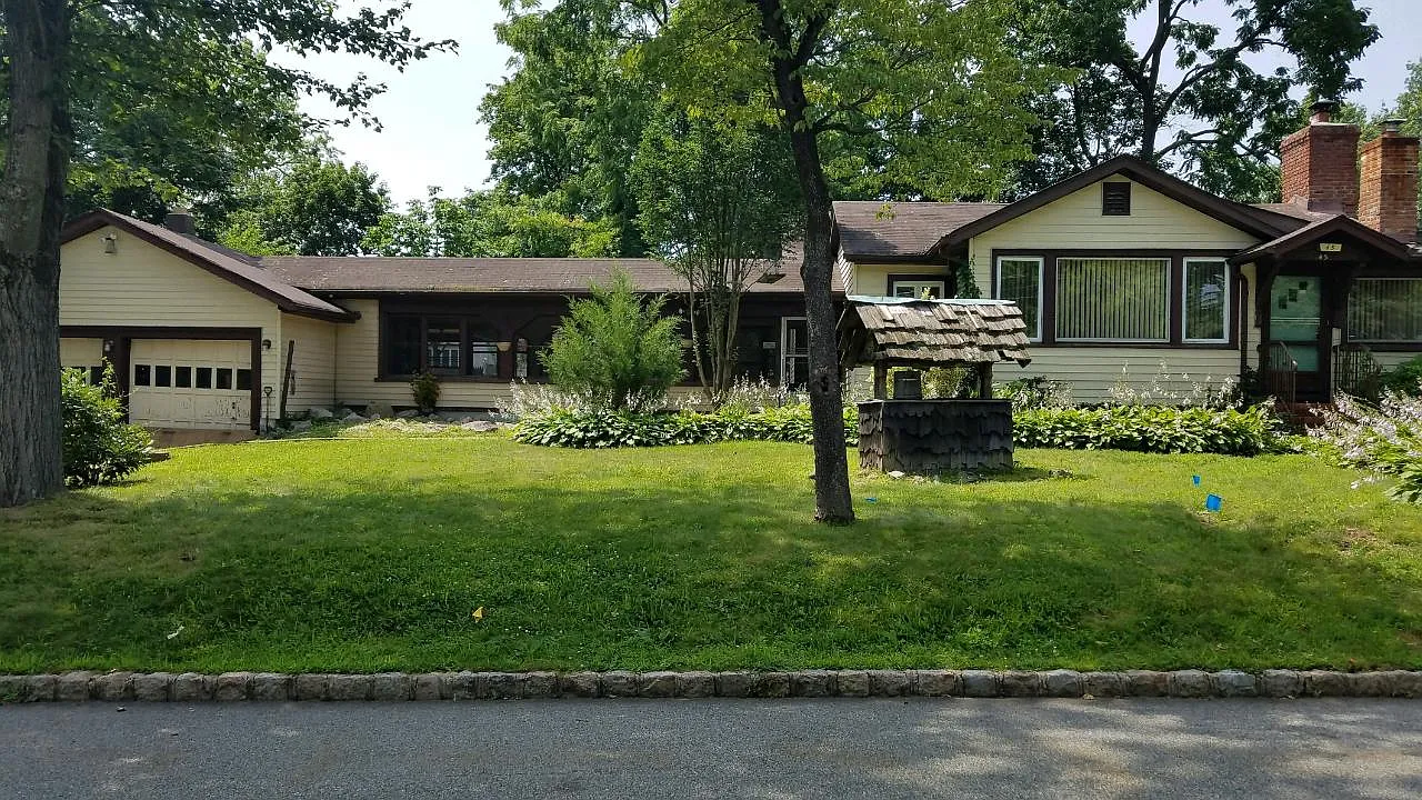 43 Iroquois Ave photo 1