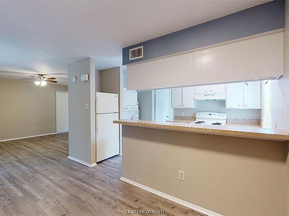 2nd image of 1016 Autumn Cir APT D